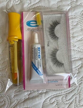 Faux cils + gloss + colle + goupillon jaune