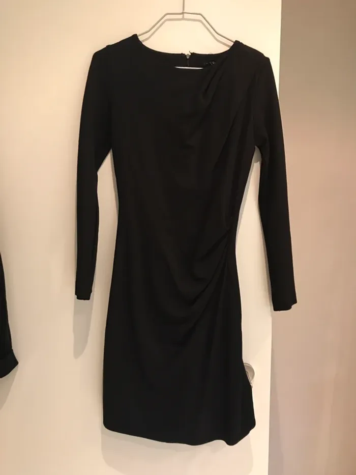 Robe noire Mango