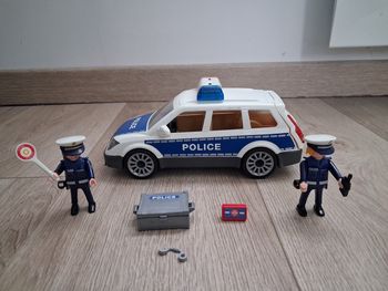 Voiture de police avec sirène et gyrophare