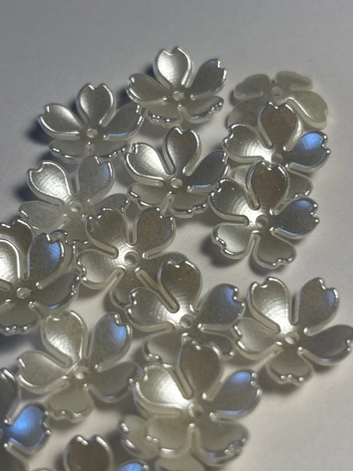 A174. Lot de 20 perles fleurs de cerisiers nacrées 16mm - photo numéro 2