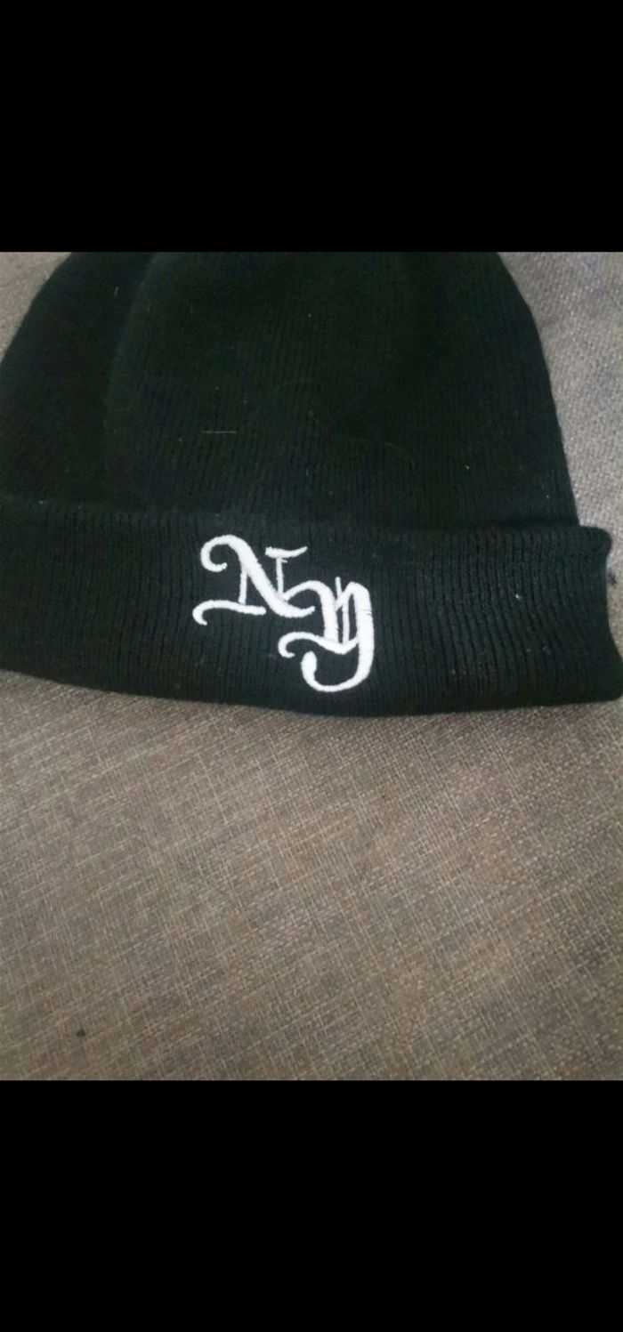 Bonnet noir Jennyfer – Neuf, 100% acrylique, logo brodé - photo numéro 2