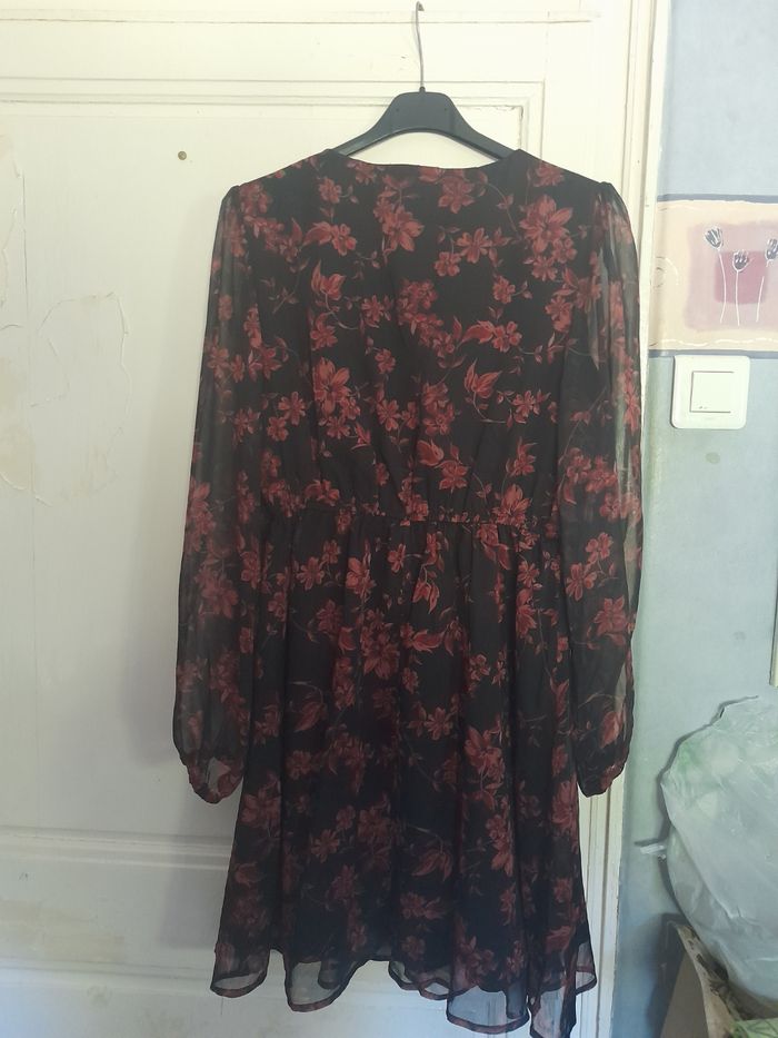 Robe noire et rouge fleurie, taille M - photo numéro 2
