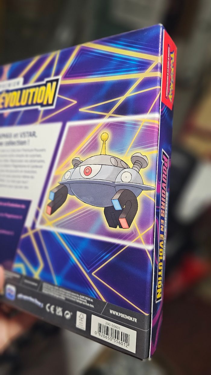 Coffret Pokémon Premium VSTAR – Pouvoirs en Évolution – NEUF SCELLÉ
- photo numéro 2