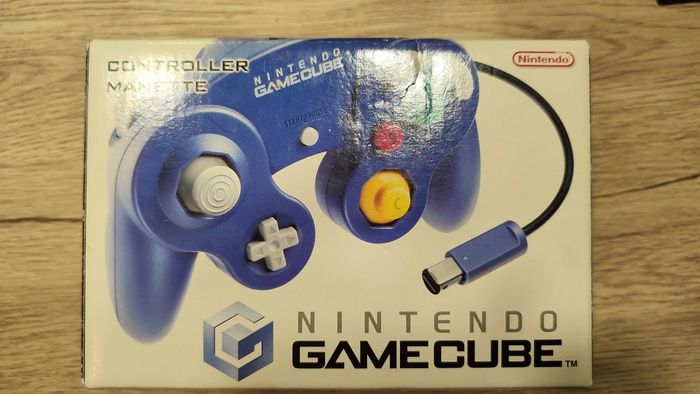 Manette Nintendo GameCube violette en boîte