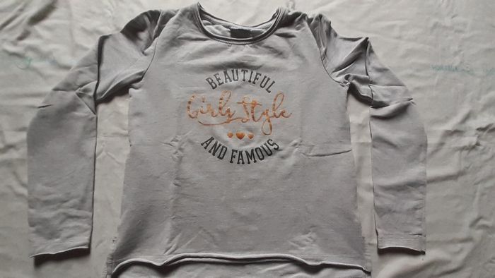 Pull gris clair motif écriture noire et doree