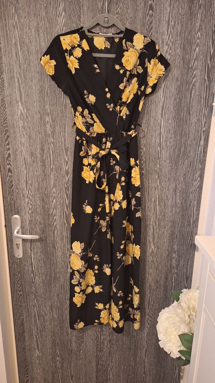 Robe longue fleurie noir et jaune type portefeuille