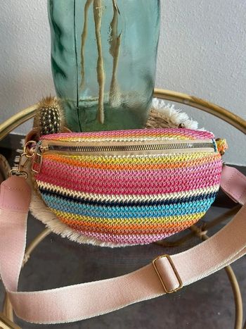 Banane en tissage de paille colorée anse rose clair