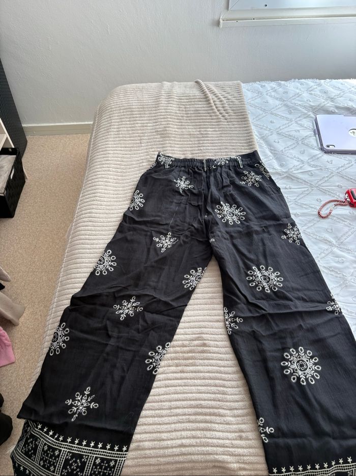 Pantalon fluide noir à motifs blancs – C’Denfer – Taille M/L