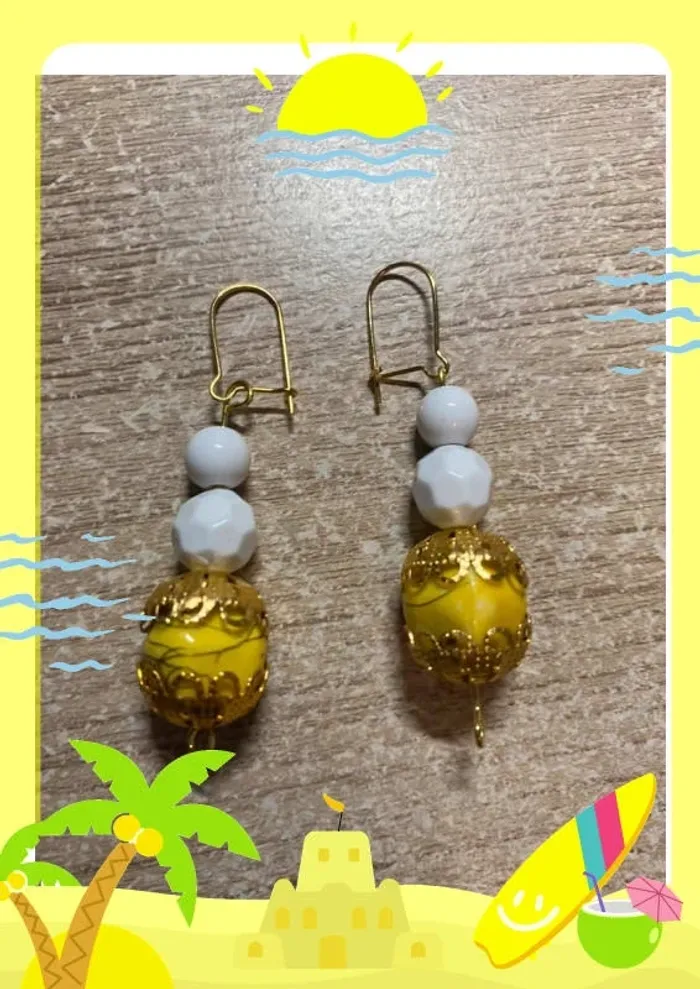 Boucles d'oreilles pendantes blanches dorées - photo numéro 3
