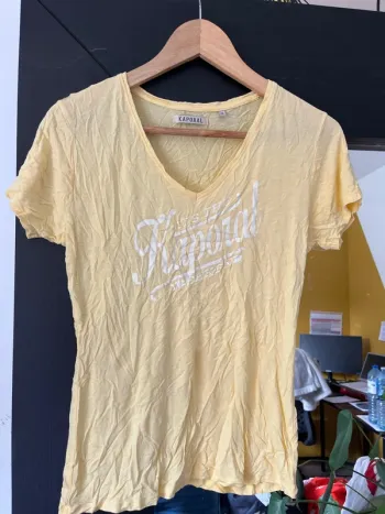 T-shirt jaune col V Kaporal