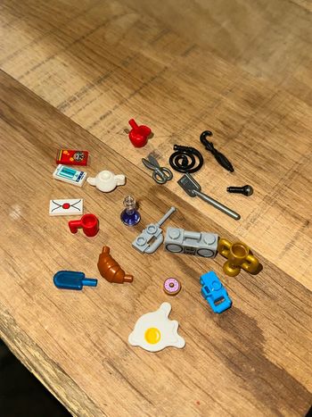 20 accessoires divers lego pour figurines