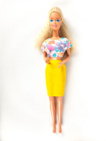 Poupée Barbie avec haut à motifs floraux et robe jaune - Mattel