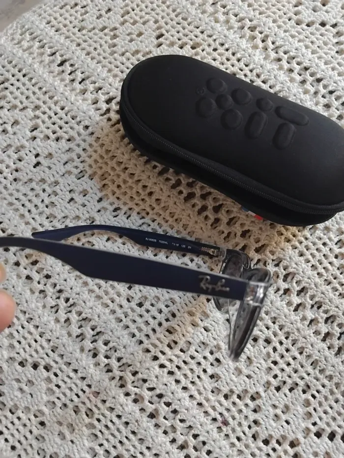 Lunette de soleil + étuie - photo numéro 3