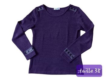 Très beau pull couleur prune avec des petits strass noir et argent