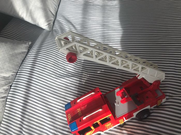 Grand camion de pompier rouge - photo numéro 7