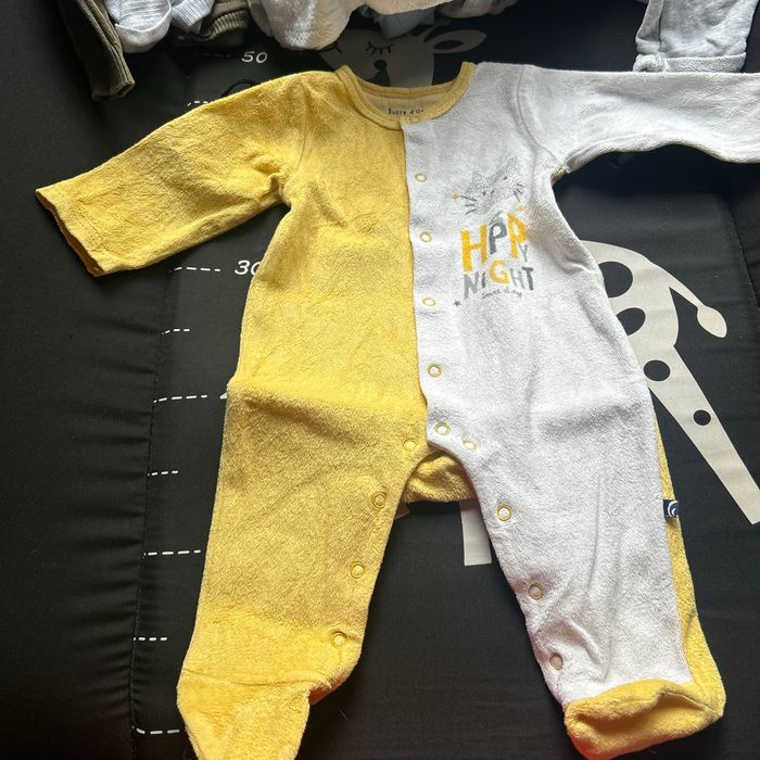 Vend 2 pyjamas de bébé