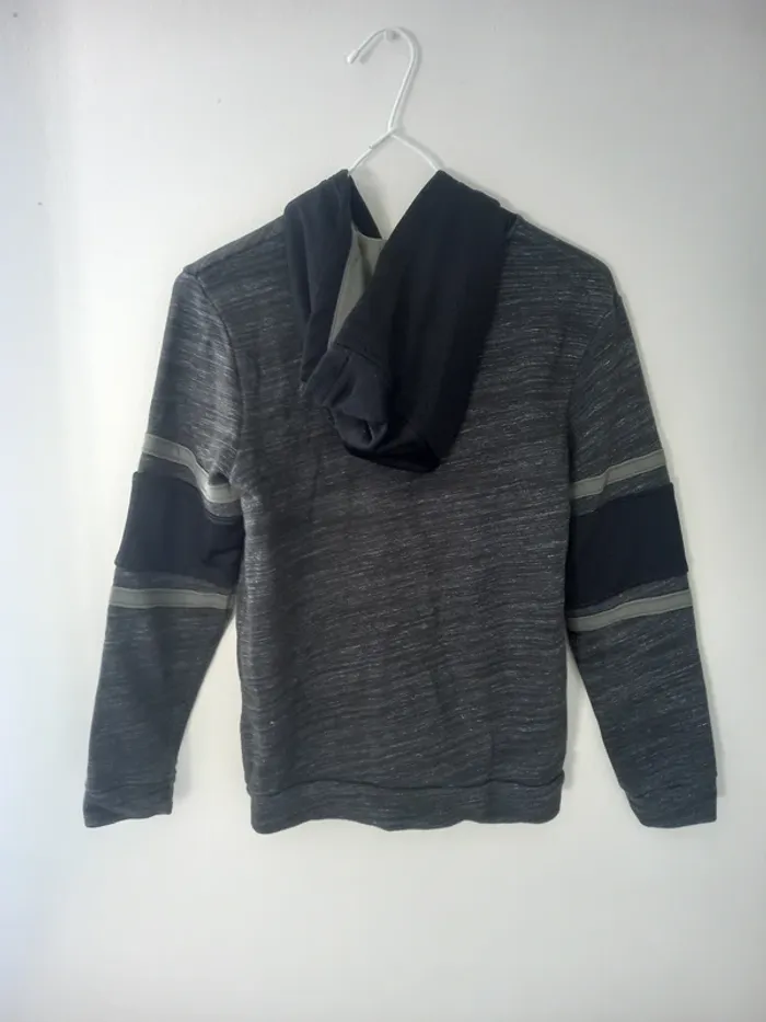 Veste de sport grise et noire de la marque Kiabi - photo numéro 3