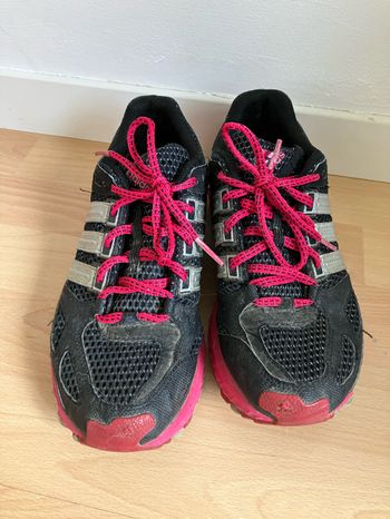 Basket adidas rose et noire taille 39