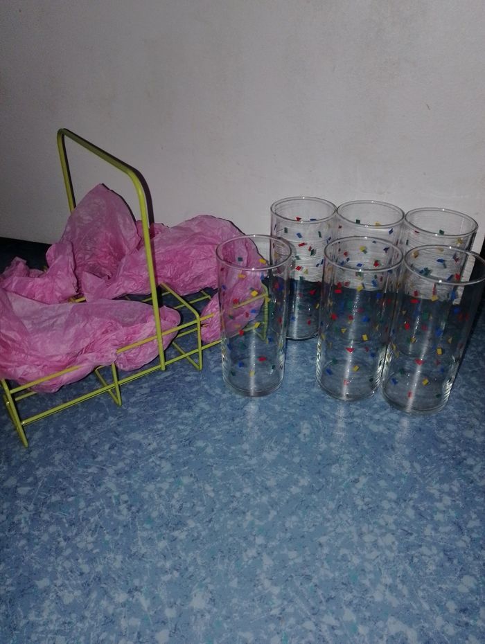 Lot de 6 verres haut avec son panier de transport (rangement)
Comme neuf - photo numéro 3