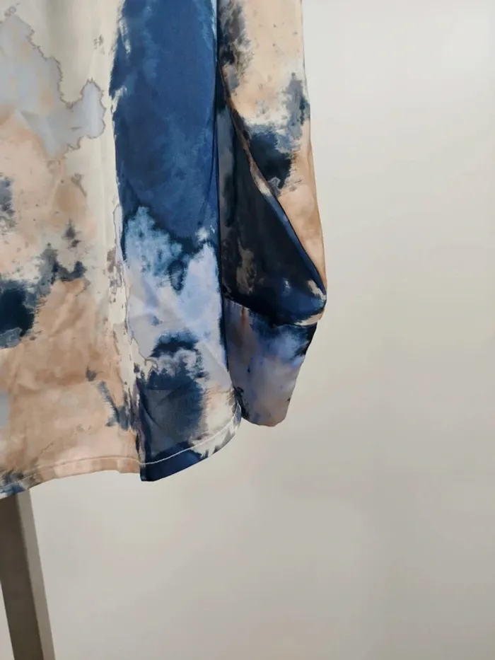 Chemise ample  Chemise fluide imprimé aquarelle bleu beige coupe droite col V taille T. 54A1377 - photo numéro 5