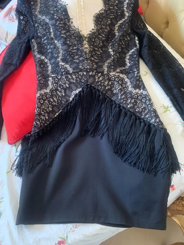 Vestito nero con fodera nudo. Pizzo e frange. Bellissima scollatura davanti. Taglia 38