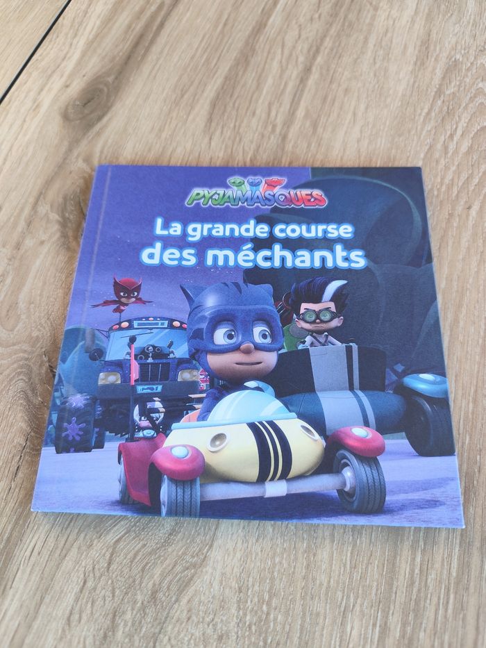 Livre pyjamasques "la grande course des méchants" état neuf