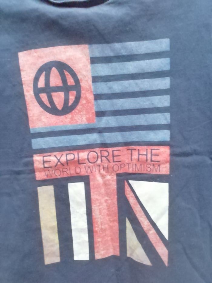 Vends t-shirt garçon été bleu marine avec motif sur le devant. - photo numéro 2