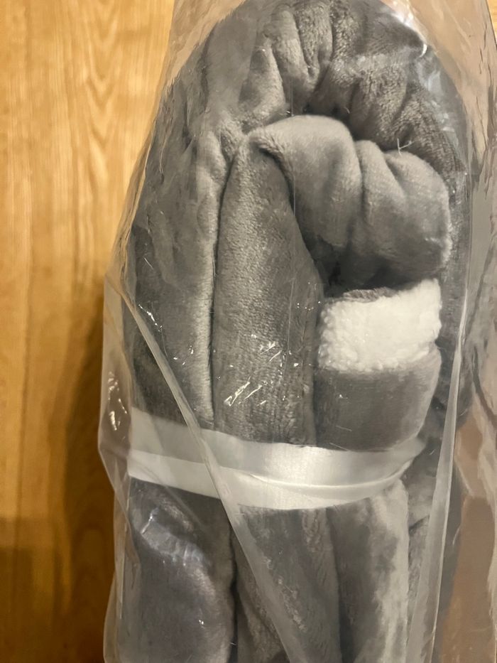 Plaid flanelle, doublé sherpa neuf, dimensions. 150X200 - photo numéro 4