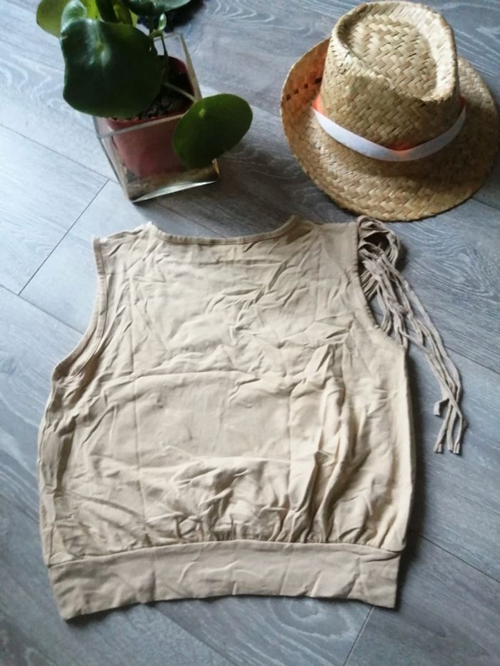 🌸Top beige sans manches avec fleurs/strass Taille 38 "La City" 🌸 - photo numéro 3