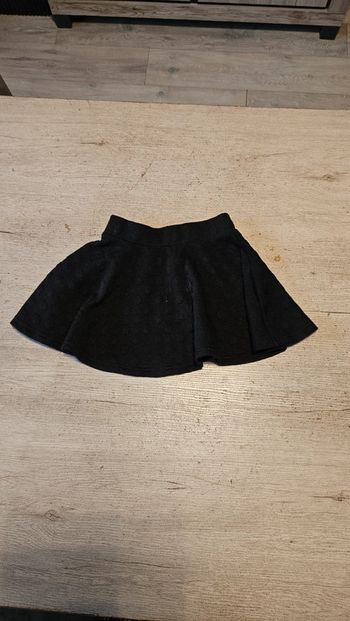 Jupe patineuse,élastique à la taille, noire avec dessin en relief, Palomino, 6 ans