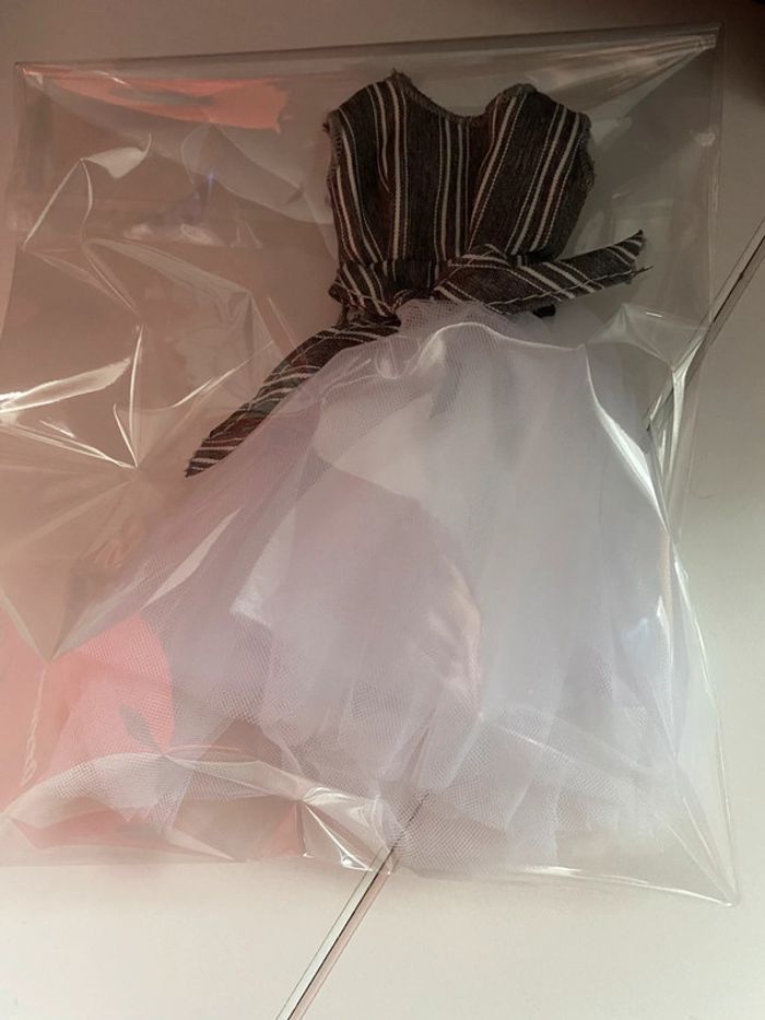 Très jolie robe jupe bouffante Haut gris à rayures