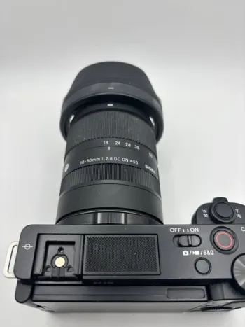 Sony Alpha ZV-E10 sans miroir avec objectif Sigma 50MM f2.8 DC DN