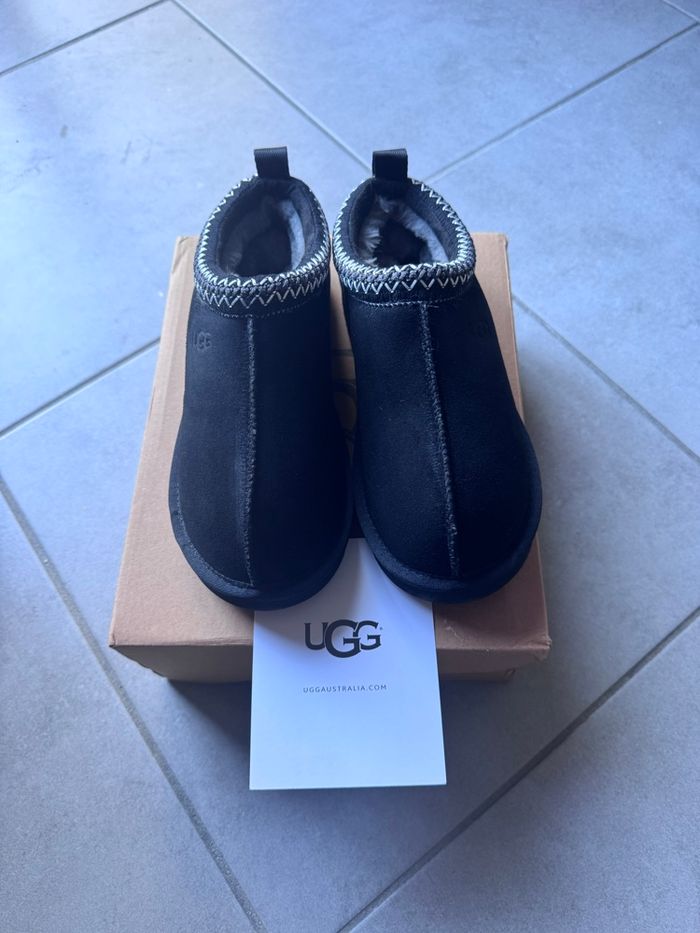 Paire de chaussons pantoufles UGG taille 38 - photo numéro 3