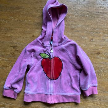 Gilet zippé avec capuche en velours rose et motif pomme rouge taille 18 - 24 mois