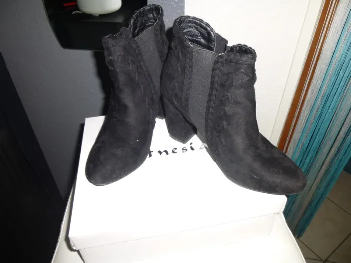 paire de bottine à enfilée noir a motif pointure 38 neuve
