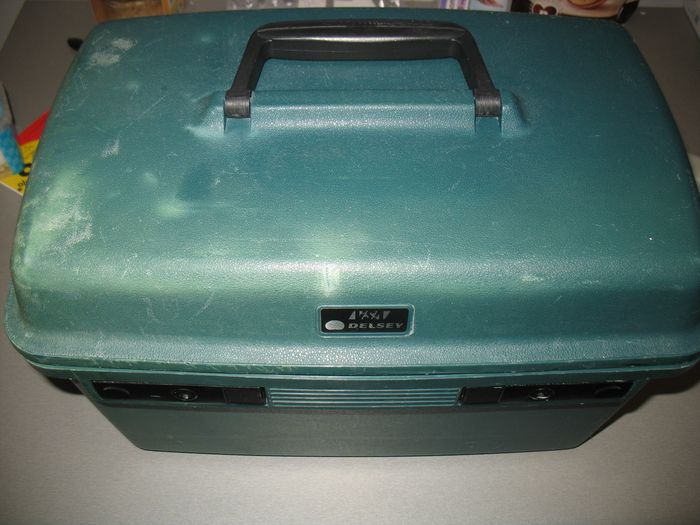 TROUSSE DE TOILETTE RIGIDE VERTE "DELSEY" - n°01