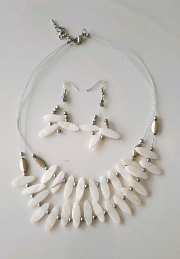 Collier et boucles d'oreilles