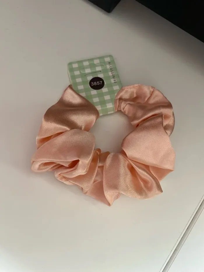 Chouchou matière satinée rose abricot