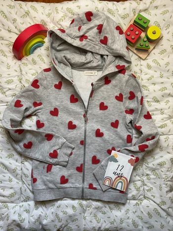 gilet zippé à capuche gris motifs coeurs rouge 12 ans orchestra