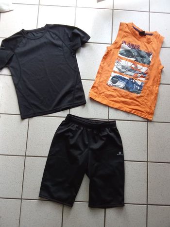 Lot de 3 vêtements en 8 ans,dont tee shirt, débardeur , short Sport garçon , cars, decathlon