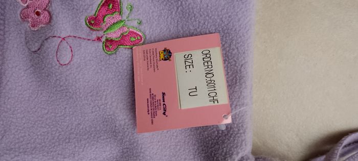 Joli lot de 2 bonnets 1 charlotte aux fraises neuf en polaire  et bonnet pompon en laine lipsy london. - photo numéro 4