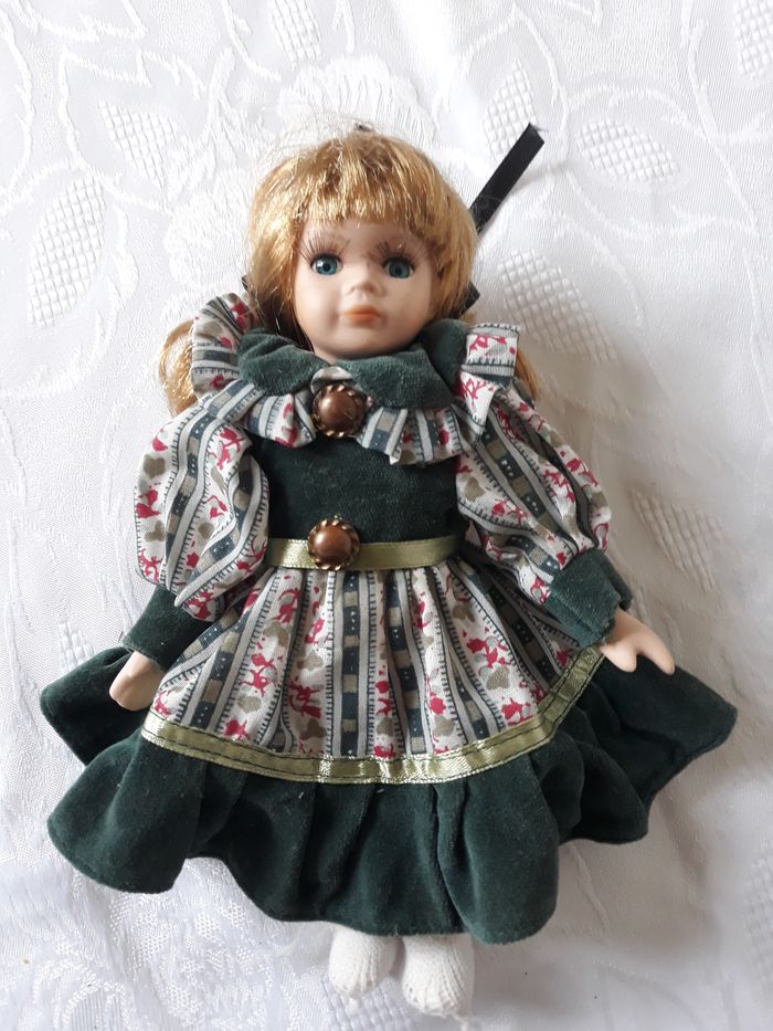 Faby27800 Poupée "Cidal" (22cm) Corps mou tête et demi bras en porcelaine. - photo numéro 5