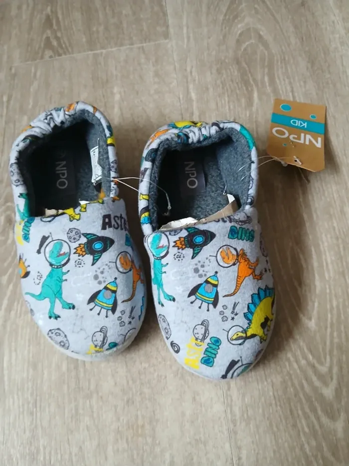 Chaussons neufs dinosaures garçon - photo numéro 4