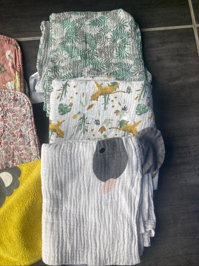 Lot de bavoir et de lange - photo numéro 2