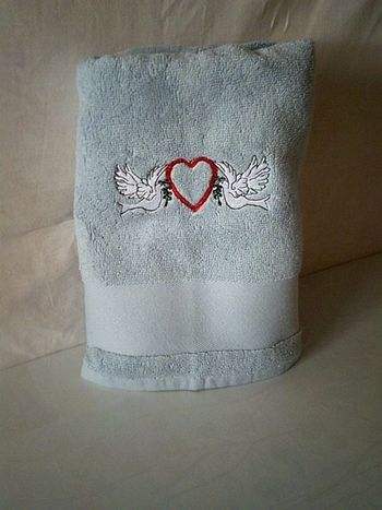 Serviette éponge colombe & coeur brodé