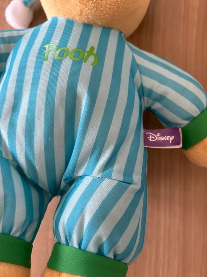 Grande peluche Winnie l’ourson avec bonnet de nuit - photo numéro 3