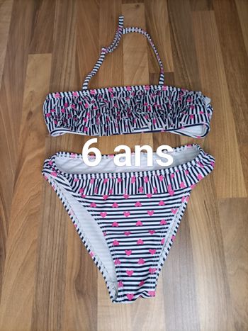 Maillot de bain 2 pièces à volants rayé noir et blanc motifs coeurs