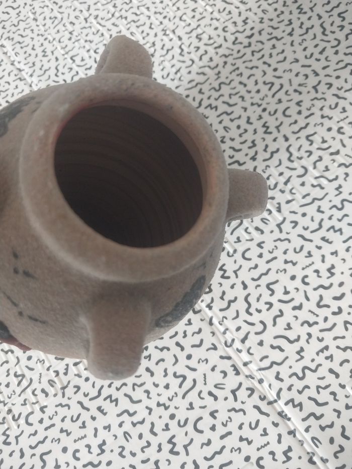 Vase artisanal en grès – personnage sur chameau – fait main Tunisie - photo numéro 5