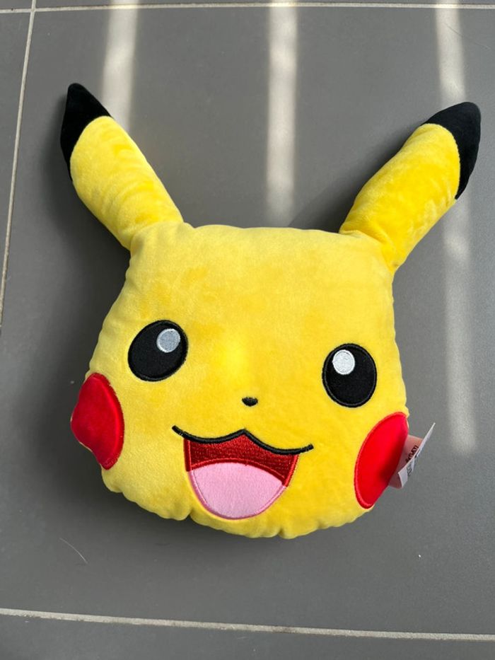 Peluche Pikachu en très bon état