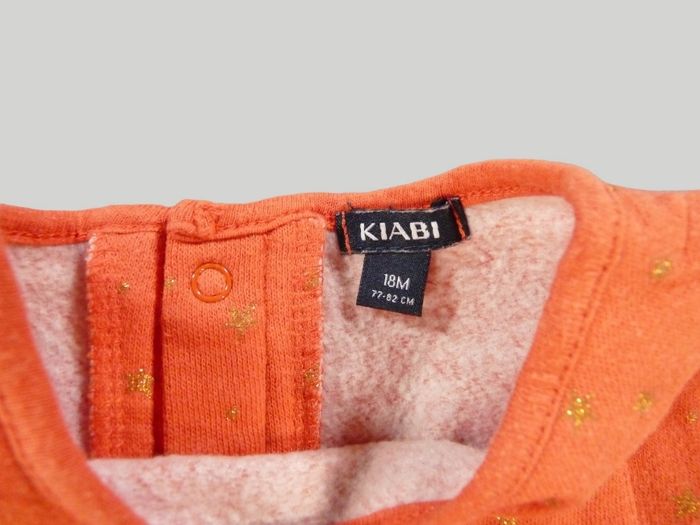 Robe sweat molleton rouge doré étoiles Kiabi 18 mois fille - photo numéro 3